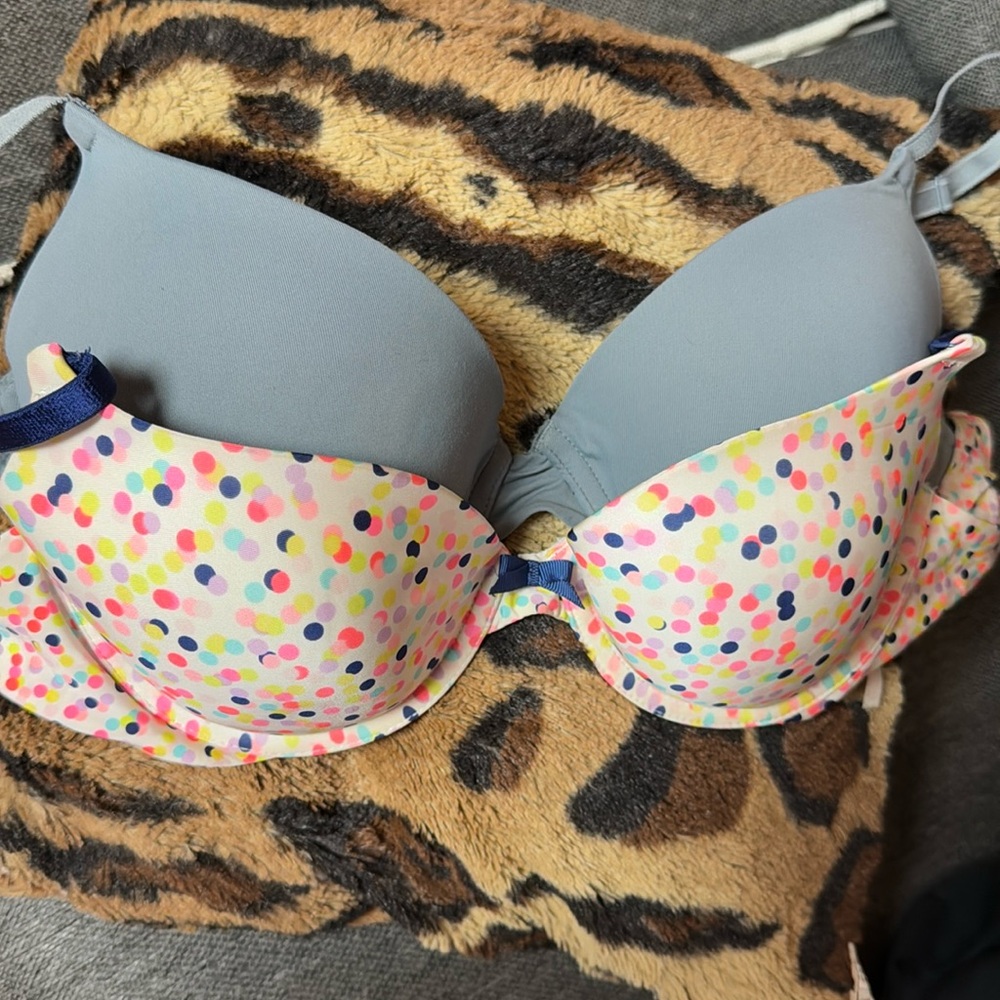 VICTORIA’S SECRET 2 BRA BUNDLE! (32D & 32DD PUSHUP!)